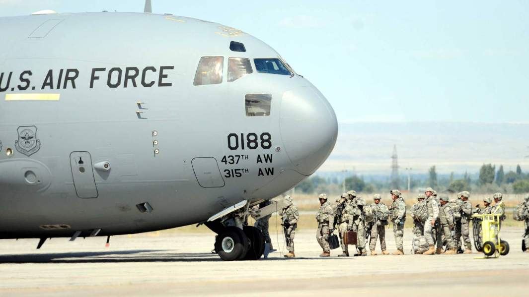 Военные США на авиабазе Манас