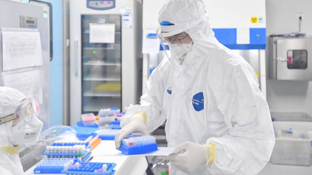 медицинский работник в лаборатории