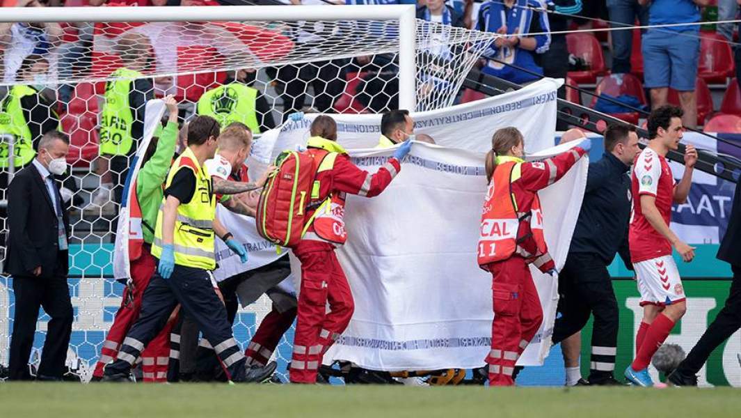 Игрока сборной Дании Кристиана Эриксена выносят с поля на носилках после того, как он потерял сознание во время матча сборных Дании и Финляндии