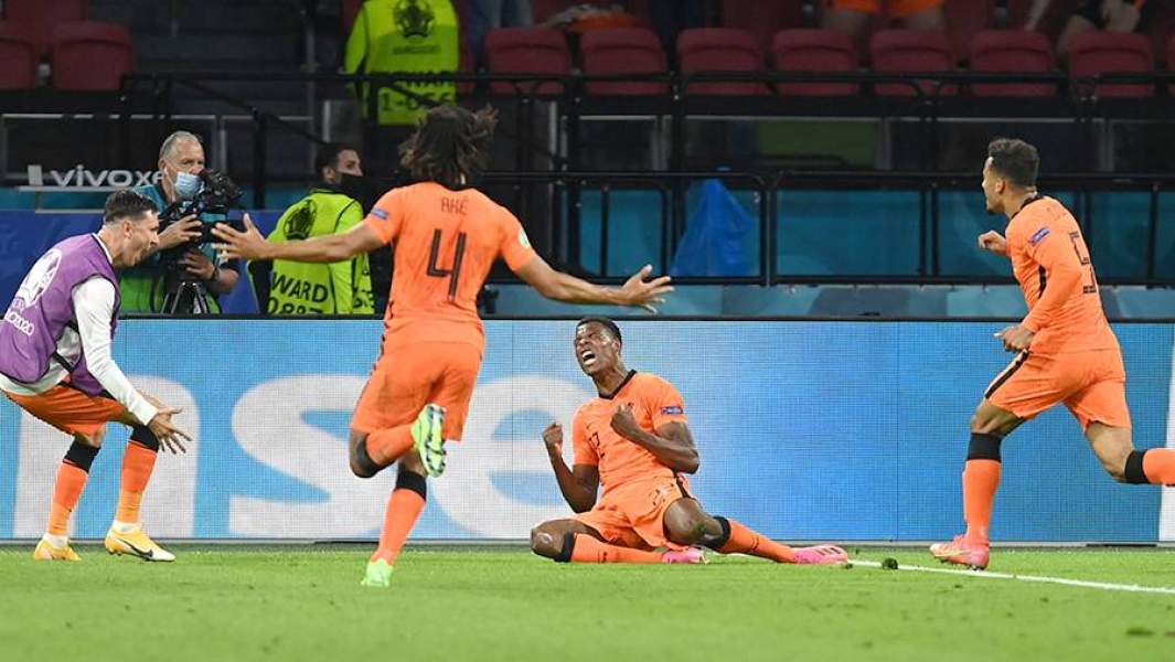 Футболисты сборной Нидерландов радуются третьему забитому мячу в ворота сборной Украины