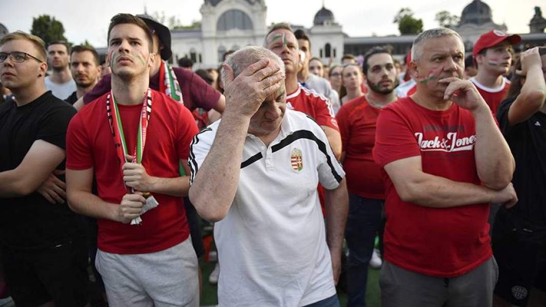 Болельщики сборной Венгрии во время просмотра матча Венгрия – Португалия на одной из улиц Б
