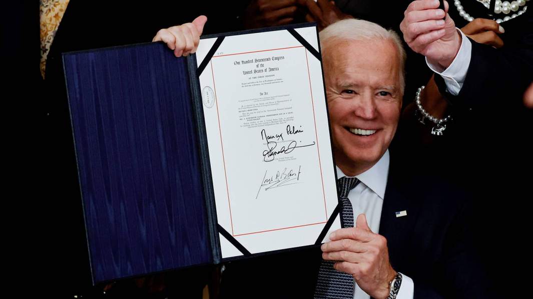 Президент США Джо Байден подписал закон о Дне национальной независимости