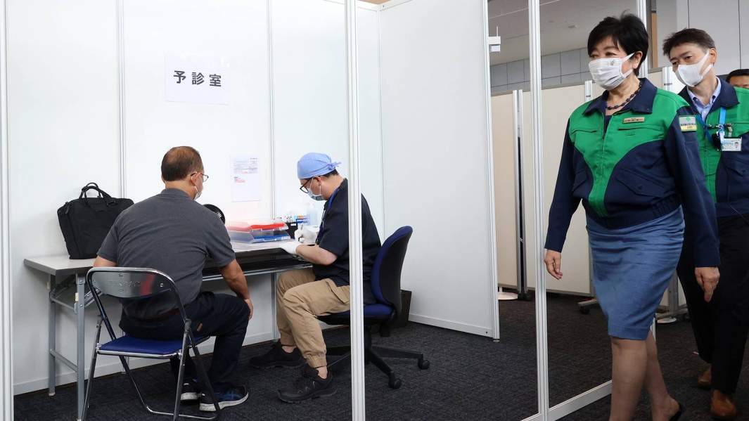 Губернатор Токио Юрико Койке инспектирует вакцинацию от COVID-19 в столичном правительственном офисе Токио