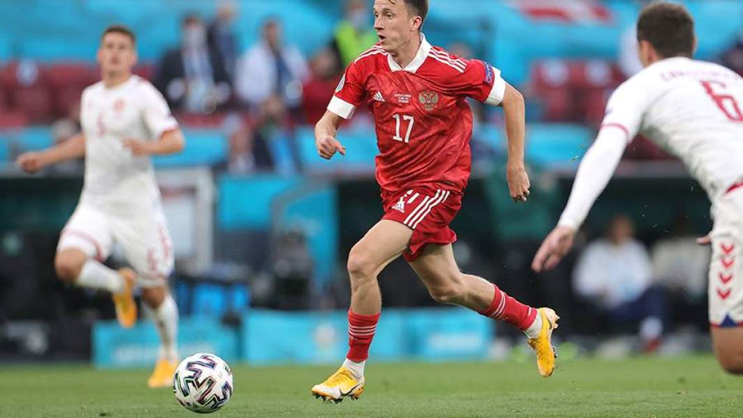 Игрок сборной России Александр Головин в матче 3-го тура группового этапа чемпионата Европы по футболу 2020 между сборными командами России и Дании
