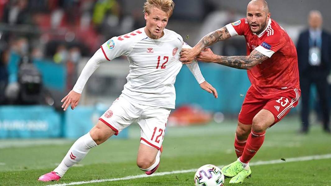 Игрок сборной России Федор Кудряшов и игрок сборной Дании Каспер Дольберг в матче 3-го тура группового этапа чемпионата Европы по футболу 2020