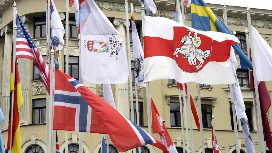 Флаг оппозиции, поднятый вместо государственного флага Белоруссии в Риге