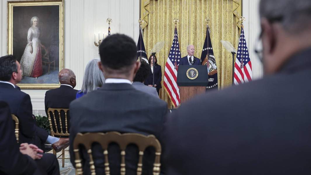 Вице-президент Камала Харрис и президент США Джо Байден перед подписанием закона о Дне национальной независимости