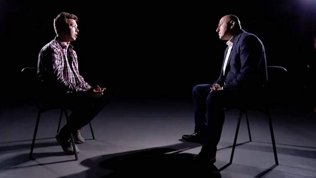 Оппозиционер Роман Протасевич (слева) во время интервью на белорусском госканале ОНТ