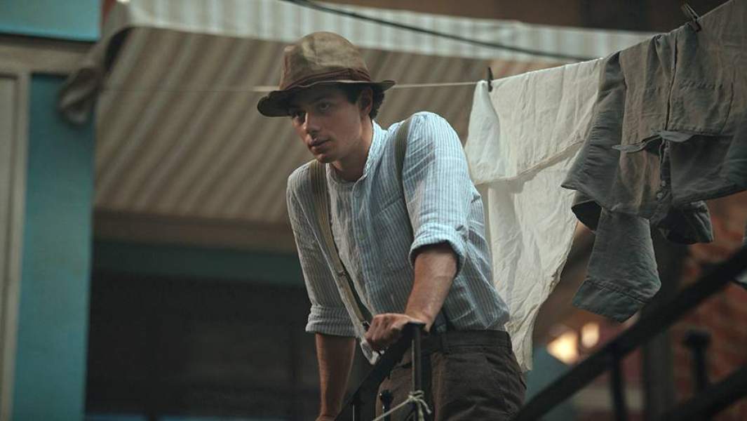 Актер Арам Вардеванян в роли молодого Остапа Бендера в фильме «Бендер. Начало»