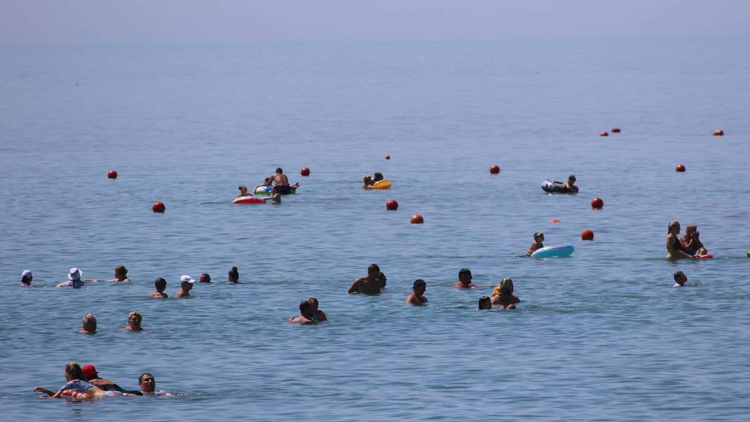 отдыхающие в море 