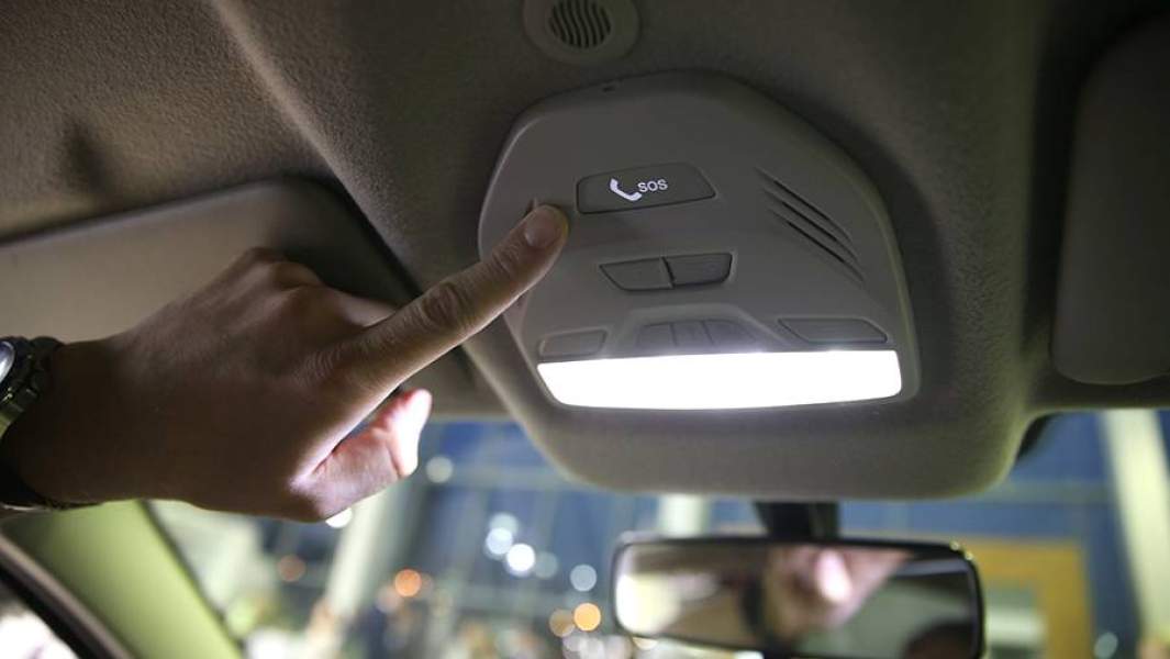 Кнопка ЭРА-ГЛОНАСС в салоне автомобиля