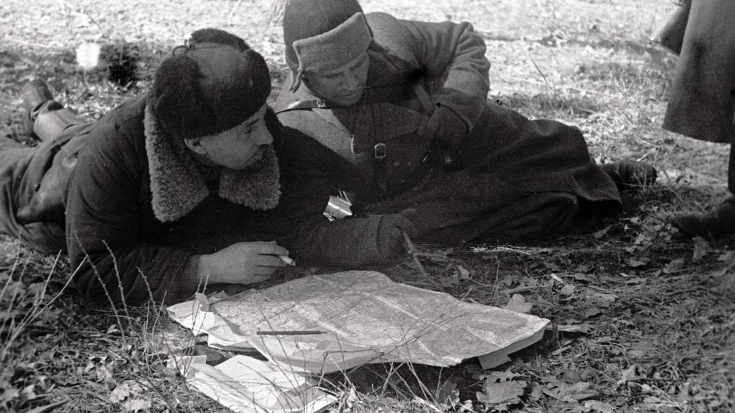 Партизаны изучают карту военных действий