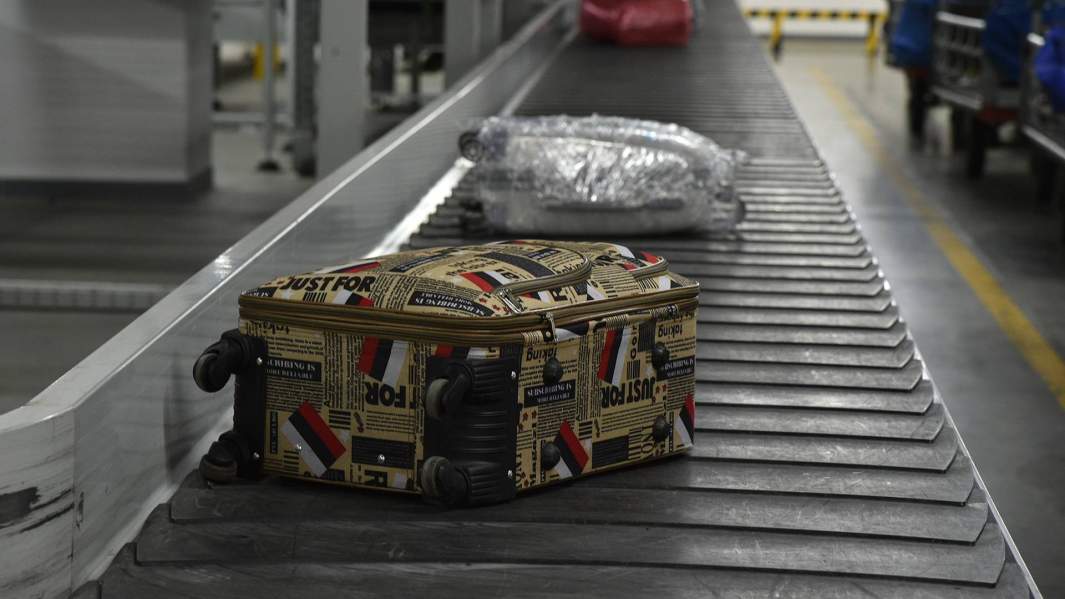 Изумрудный рейс: российские бортпроводники попались на контрабанде