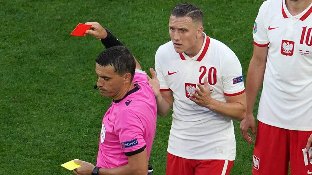 Игрок сборной Польши Гжегож Крыховяк получает вторую желтую карточку в матче со сборной Словакии