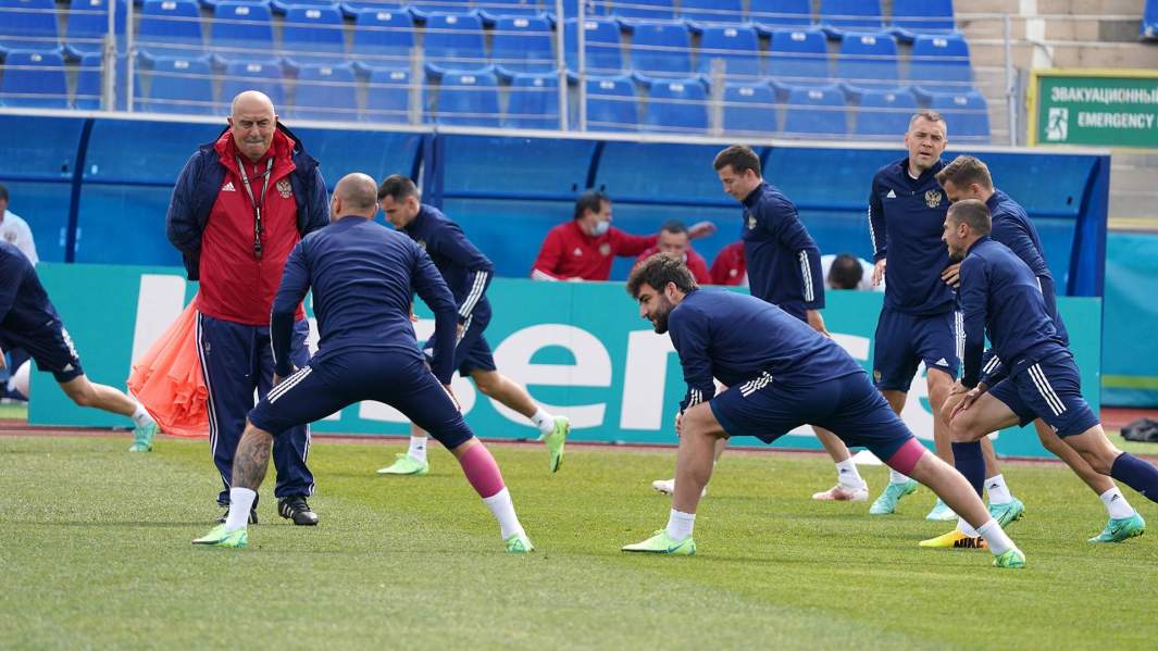Главный тренер сборной России Станислав Черчесов на тренировке перед матчем 2-го тура группового этапа чемпионата Европы по футболу 2020 против сборной Финляндии