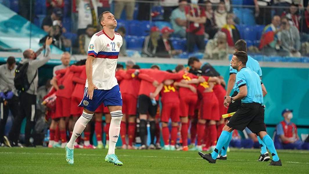 Нападающий сборной России Артем Дзюба после пропущенного мяча от сборной Бельгии