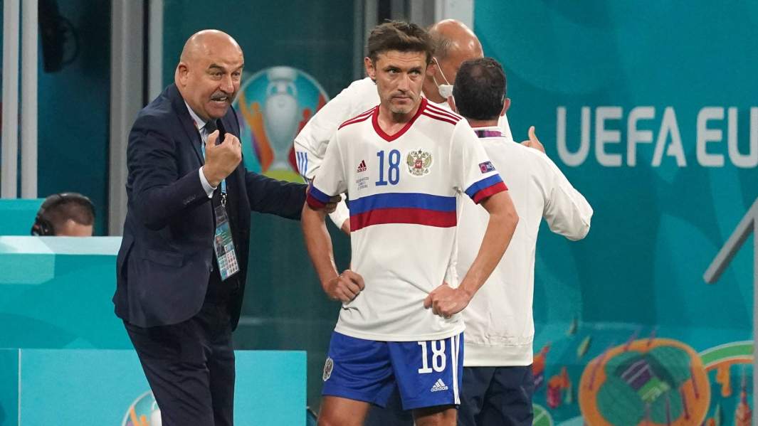 Главный тренер сборной России Станислав Черчесов и игрок Юрий Жирков и во время матча 1-го тура группового этапа чемпионата Европы по футболу 2020 между сборными командами России и Бельгии