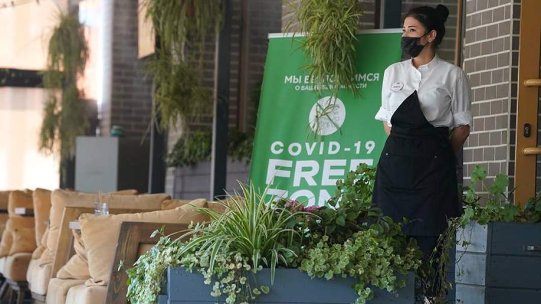 Сотрудница covid-free ресторана