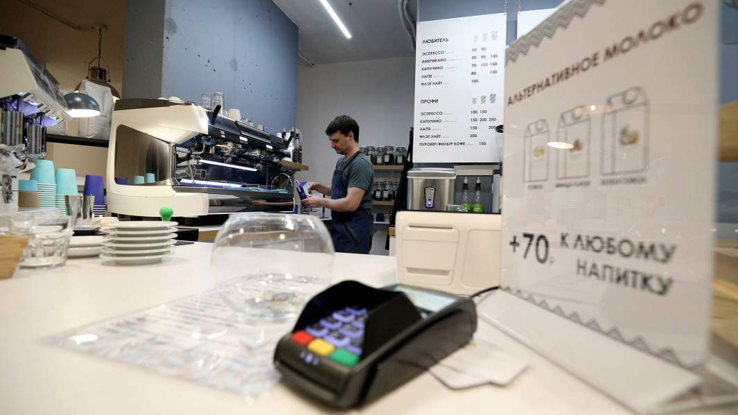 бариста в кофейне