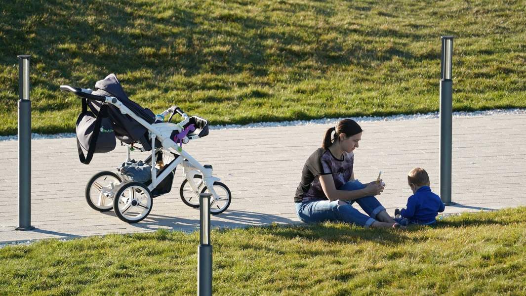 Женщина с ребенком гуляют в парке