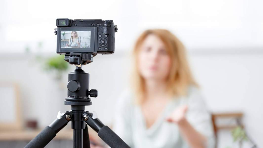 девушка-блогер напротив камеры