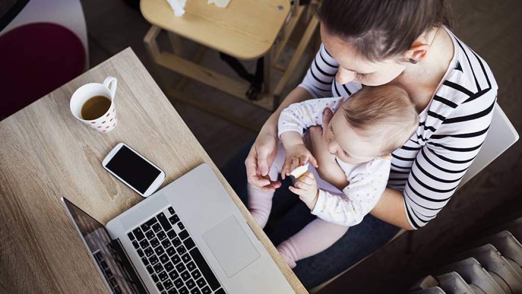 женщина с ребенком на удаленной работе 