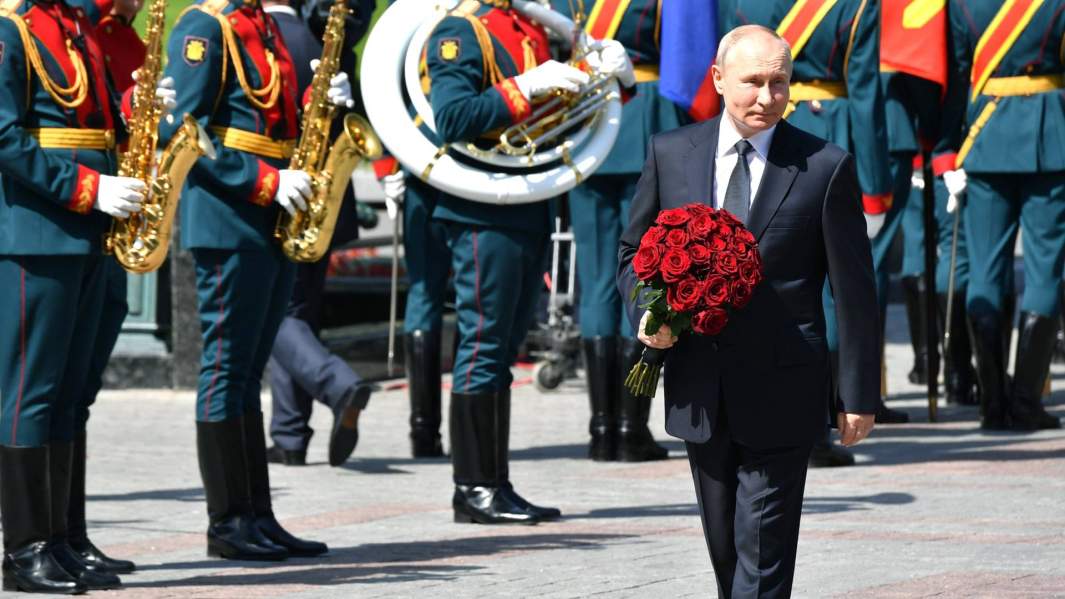 Владимир Путин подносит цветы к Могиле неизвестного солдата