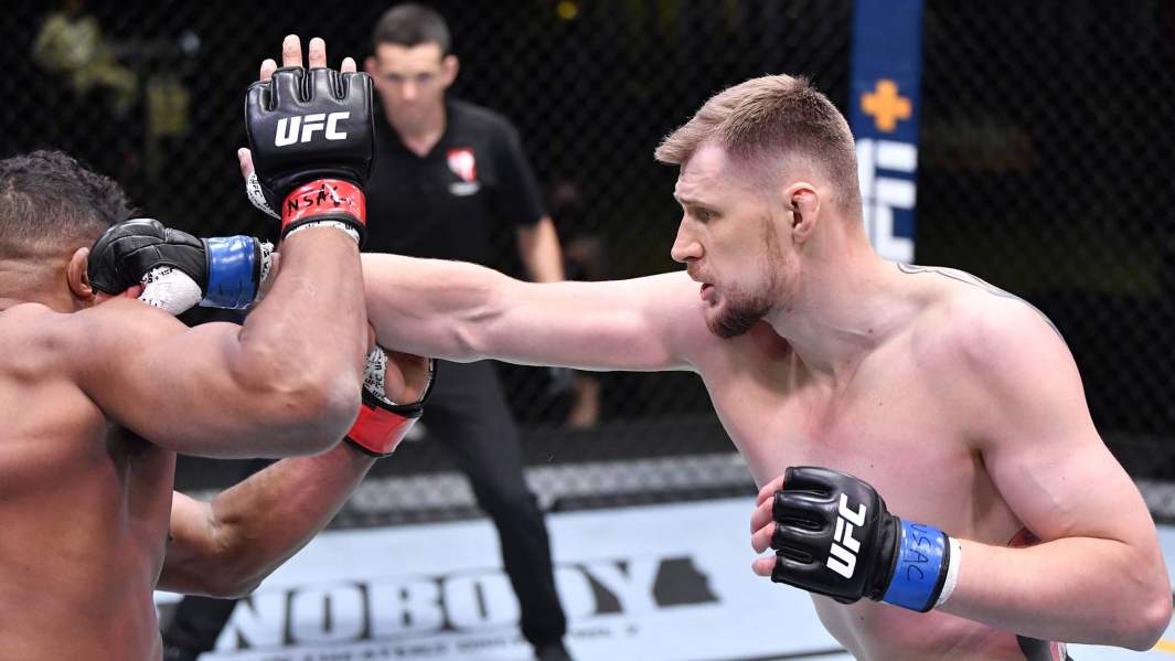 Александр Волков(справа) против Алистара Оверима