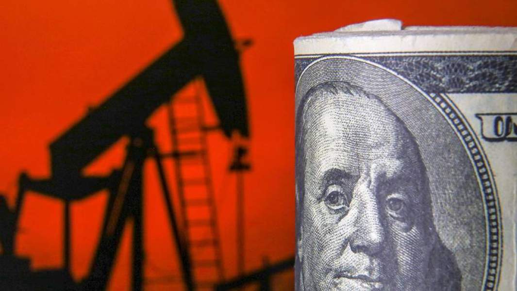 Доллар на фоне нефтяного насоса