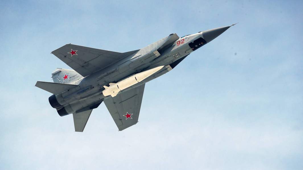 Сверхзвуковой истребитель-перехватчик МиГ-31К с новейшей гиперзвуковой ракетой «Кинжал»