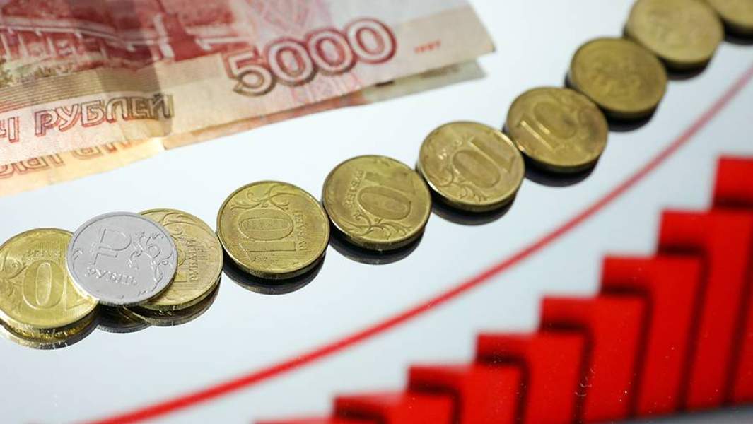 Монеты рубли и купюра номиналом 5000 рублей