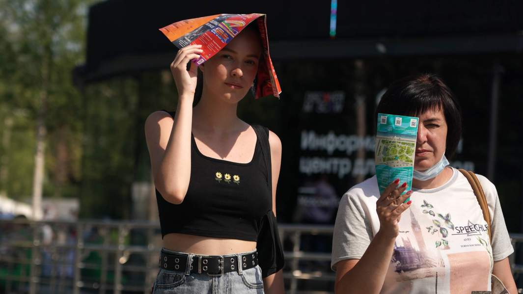 Женщины прячутся от солнца