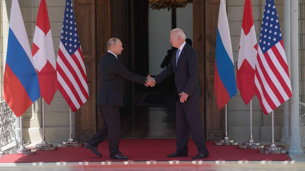 Президент России Владимир Путин и президент США Джо Байден (слева направо) во время совместного фотографирования перед началом встречи в рамках российско-американского саммита на вилле Ла-Гранж