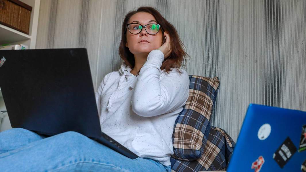 девушка работает удаленно