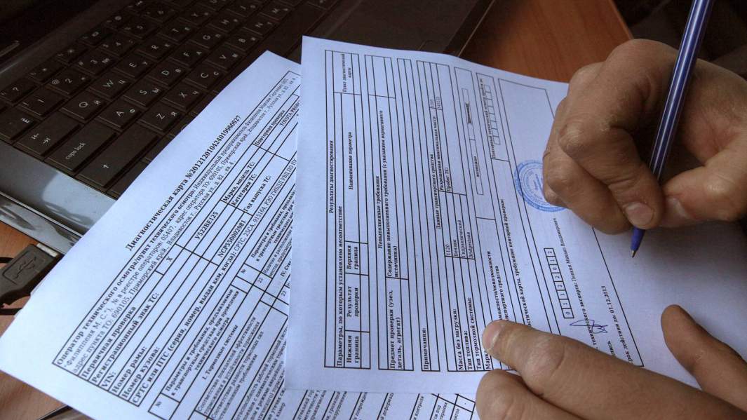 Сотрудник пункта технического осмотра оформляет диагностическую карту
