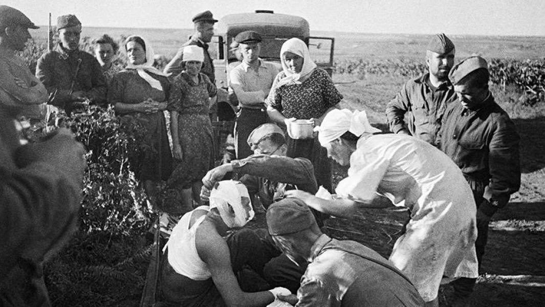 Медсестры оказывают помощь первым раненым после воздушного налета фашистов под Кишиневом