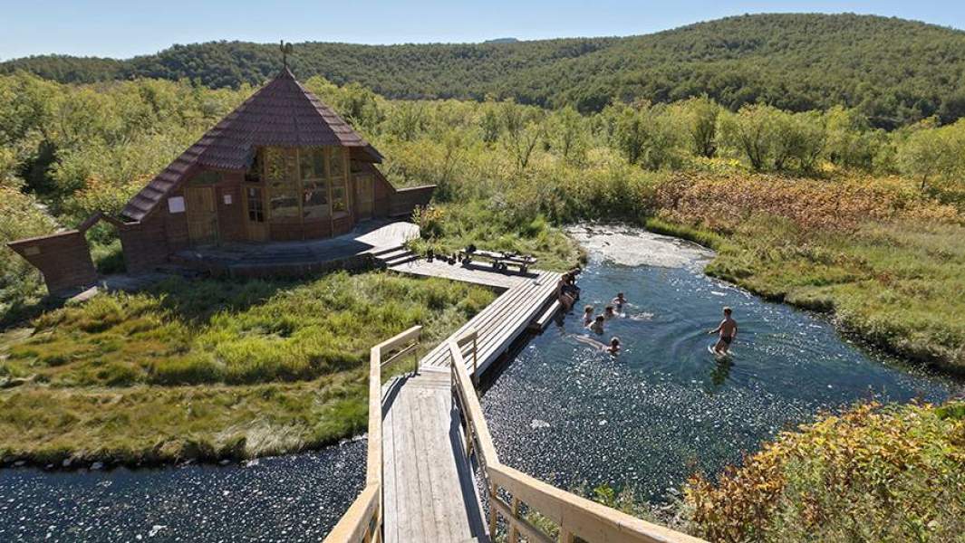 Туристы купаются в Налычевских термальных источниках в природном парке «Вулканы Камчатки»