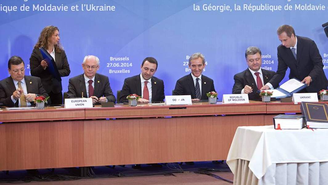 Председатель Европейской комиссии Жозе Мануэл Баррозу, председатель Европейского Совета Херман Ван Ромпей, премьер-министр Грузии Ираклий Гарибашвили, премьер-министр Молдовы Юрий Лянкэ и президент Украины Петр Порошенко на церемонии подписания Соглашения об ассоциации с Европейским Союзом в Брюсселе. 27 июня 2014 года