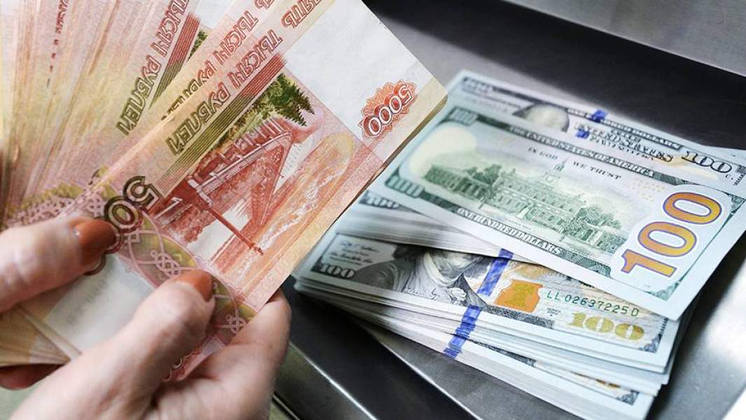 Доллары США и рубли в кассе по обмену валют