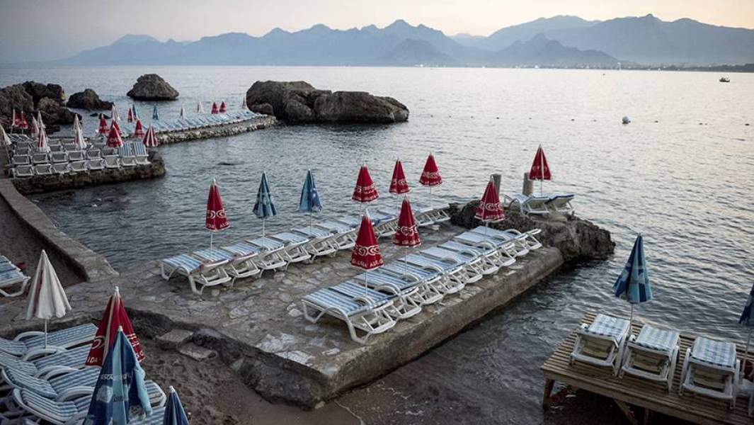 Один из пустых пляжей в Анталье