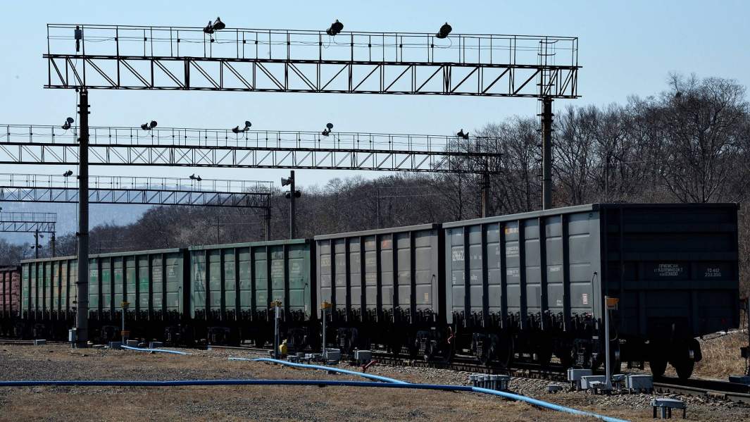 Грузовой состав на железнодорожной станции