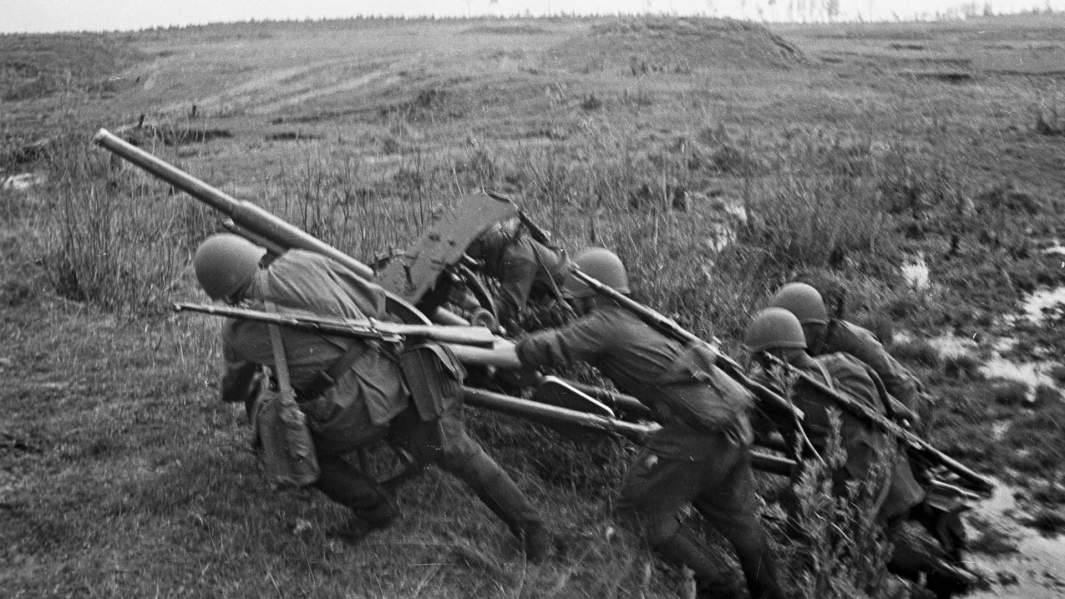 Солдаты Красной армии идут в наступление, лето 1941 год