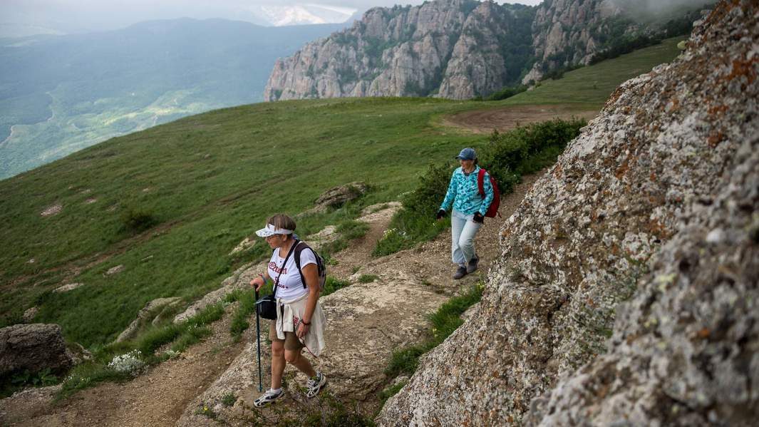 туристы на тропе в Крыму