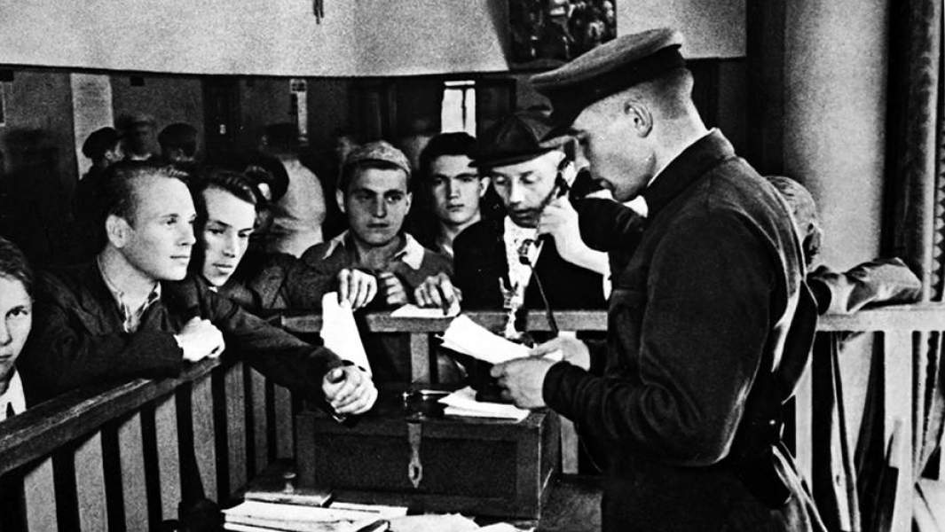  Запись добровольцев в Красную армию в Октябрьском райвоенкомате Москвы, 23 июня 1941 года 