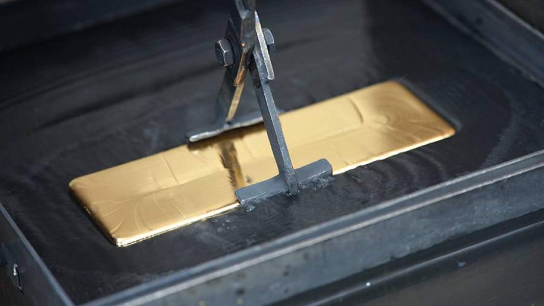 Получение золотого слитка в химико-металлургическом цехе на заводе