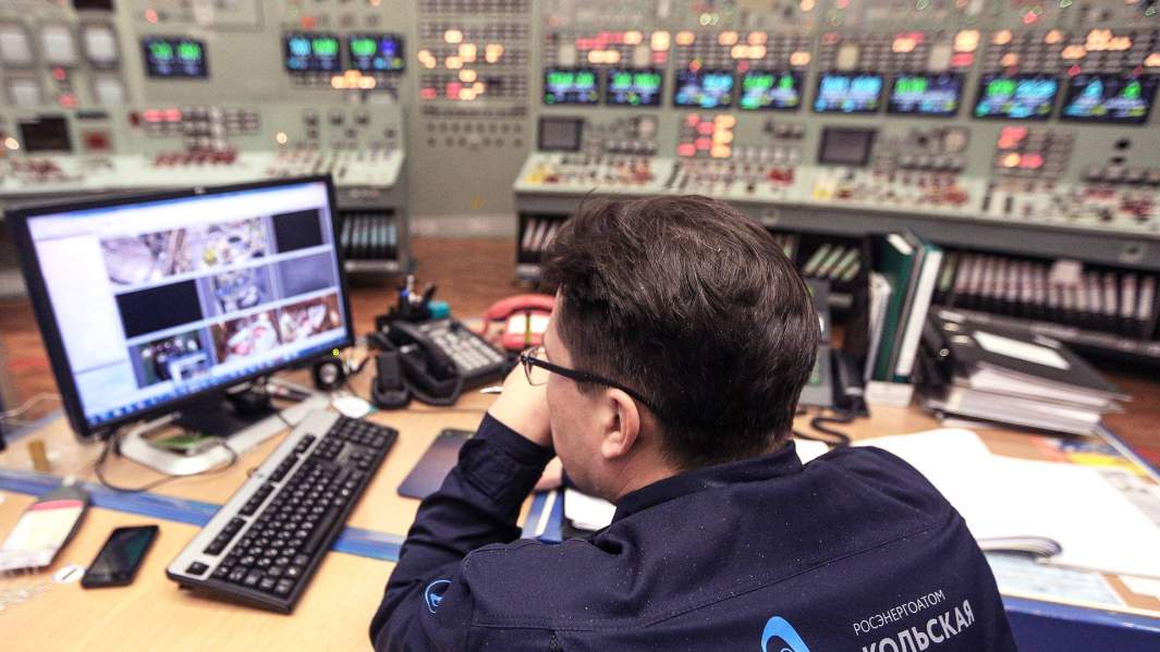Сотрудник концерна «Росэнергоатом» за пультом управления 1-ого и 2-ого реакторного блока Кольской АЭС