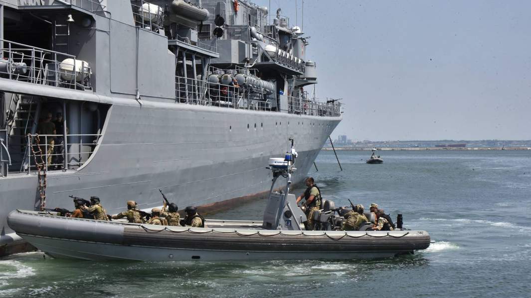 Военнослужащие отрабатывают действия против захвата кораблей в Черном море в рамках международных учений Sea Breeze-2019