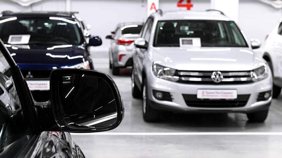 Автомобили с пробегом в одном из павильонов салона