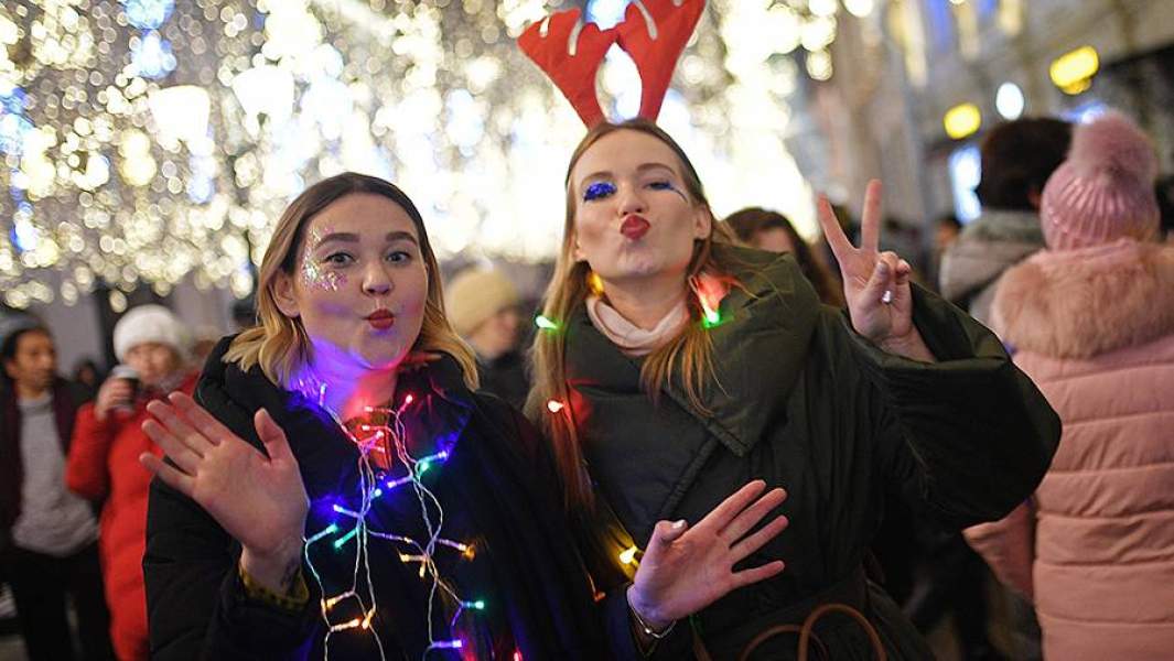 Девушки встречают Новый год на Никольской улице в Москве