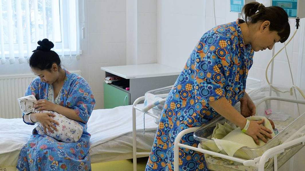 Молодые мамы с детьми в послеродовом отделении перинатального центра